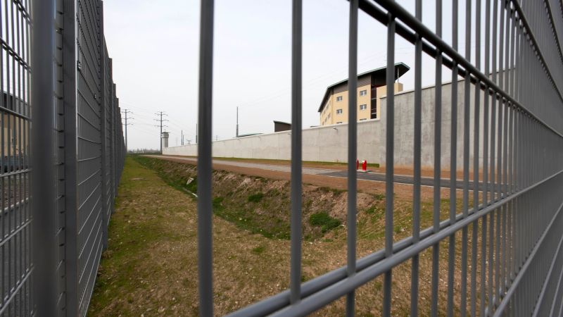 A prisoner in France escapes in his cellmate’s bag
