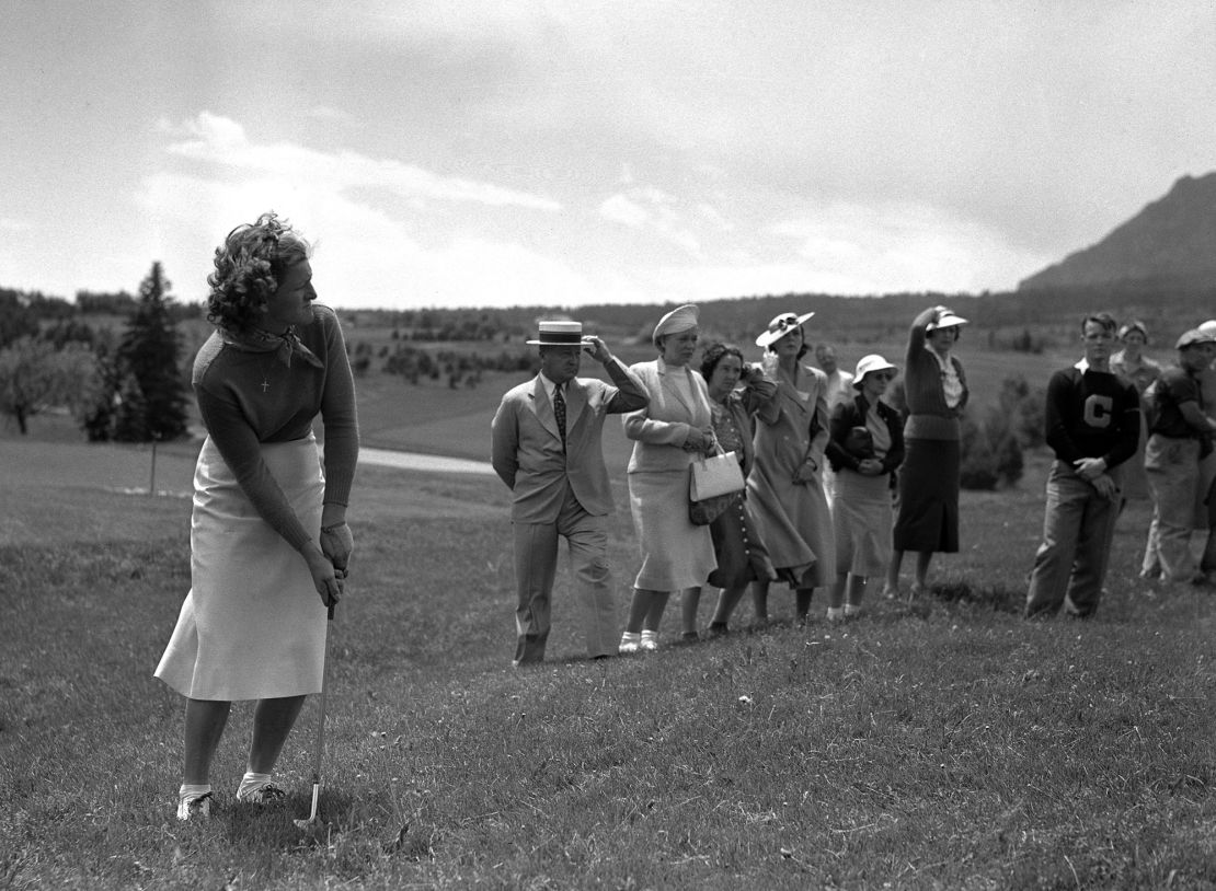 Zaharias chips up to the green with a line of fans watching her.