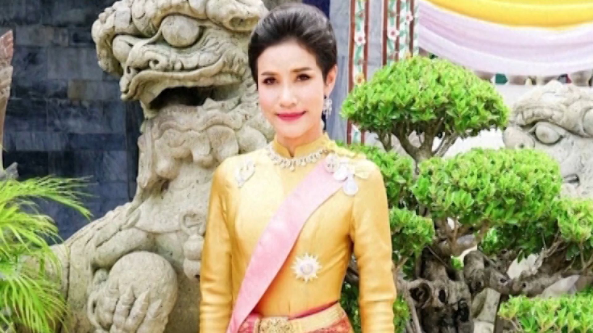 Thai King reinstates his royal consort