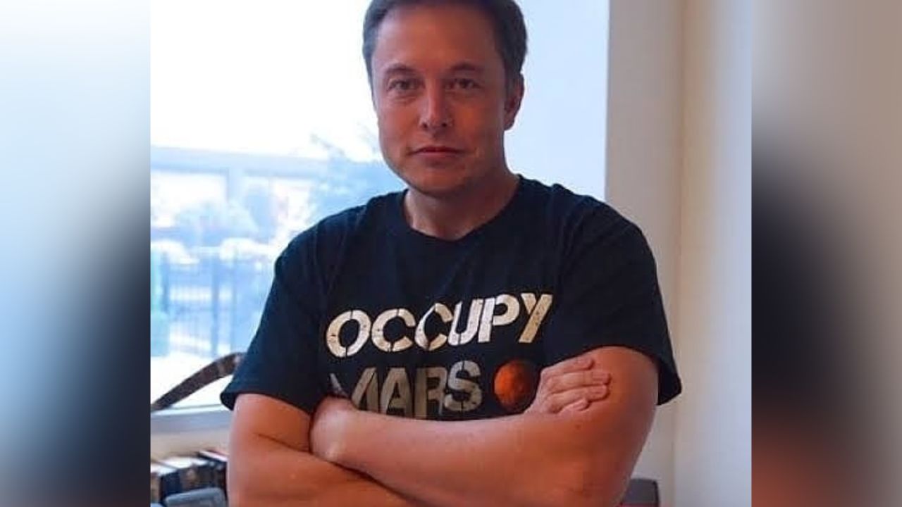 Musk, in a photo posted to his Instagram, wears one of SpaceX's "Occupy Mars" t-shirts.
