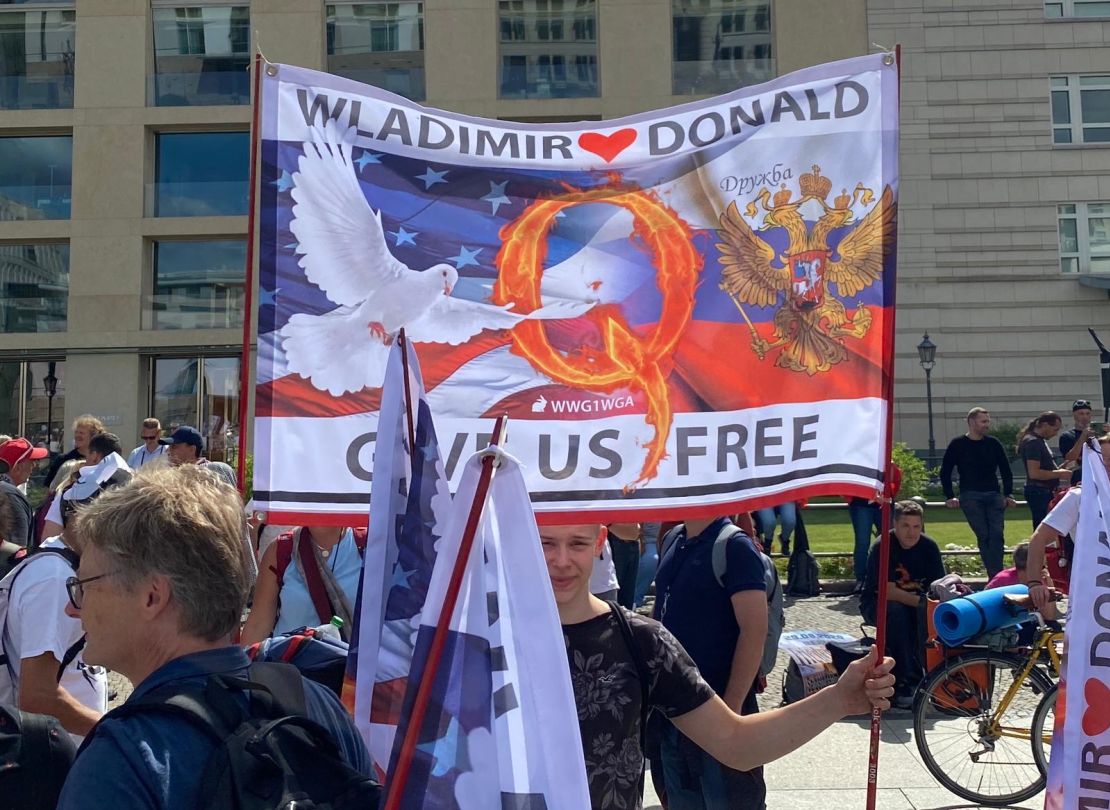 Marchers held signs that implored US President Donald Trump and Russian President Vladimir Putin to "free" Germany.