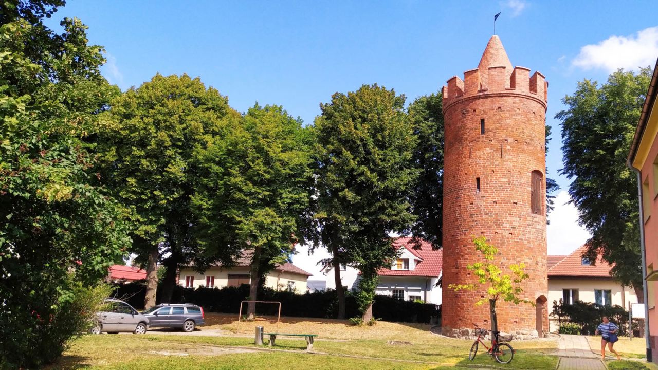 <strong>Ancient tower: </strong>Within Myślibórz's fortifications stands a stone brick cylindrical tower topped by crenelated battlements.