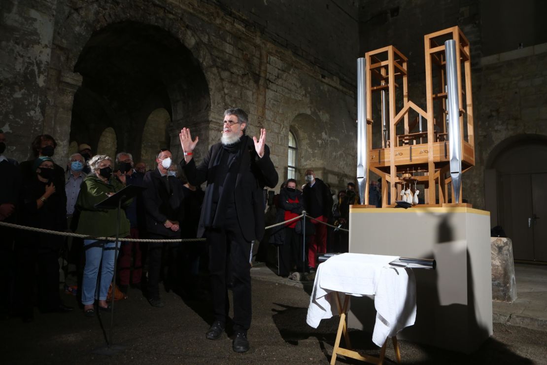 Rainer O. Neugebauer, chairman of the Board of Trustees of the John Cage Organ Foundation Halberstadt, addressed guests in St. Burchardi Church before the chord change.