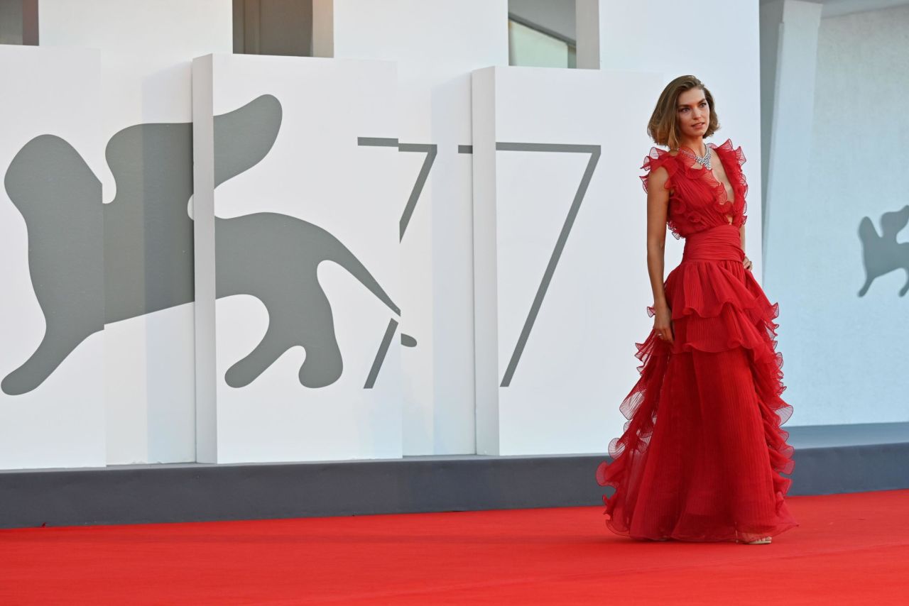 British-American model Arizona Muse chose a sustainable red gown in organic silk by designer Alberta Ferretti.