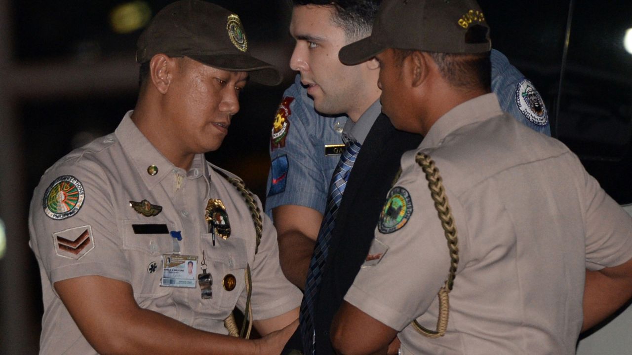US Marine Lance Cpl. Joseph Scott Pemberton is escorted by Philippine policemen shortly after arriving at Camp Aguinaldo in Quezon City on December 1, 2015.