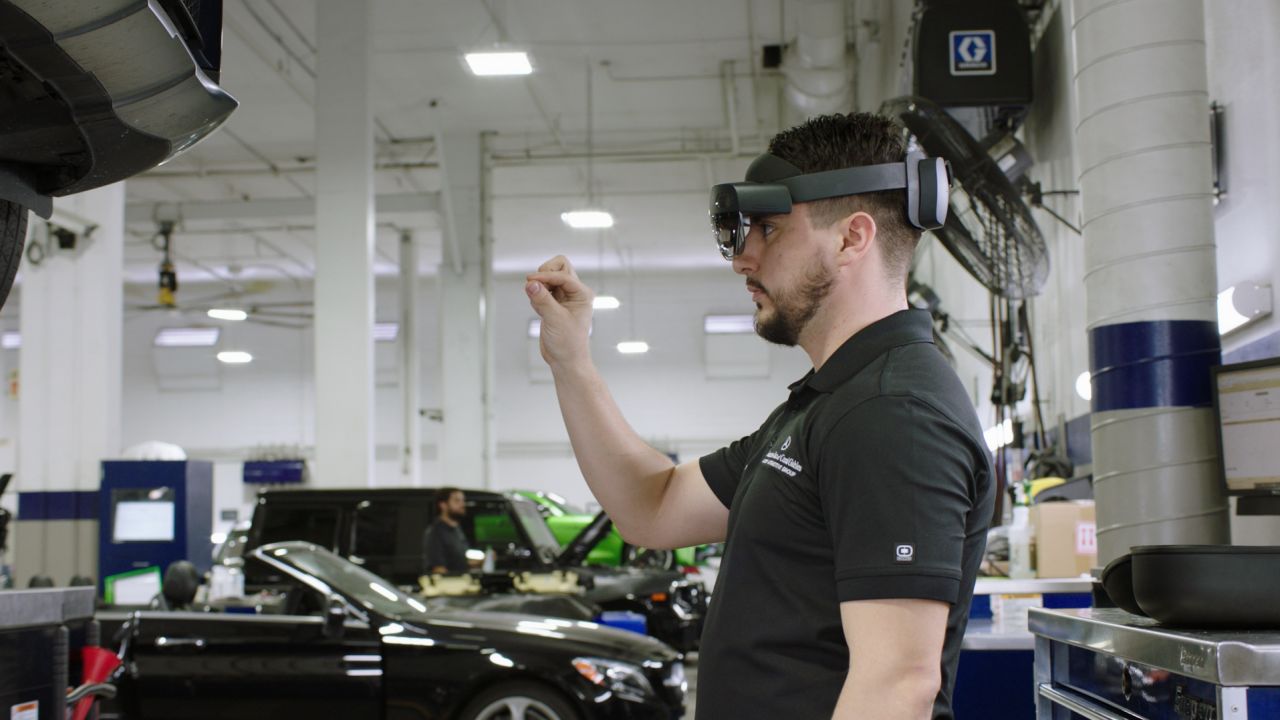 01 Mercedes-Benz Virtual Remote Support Hololens