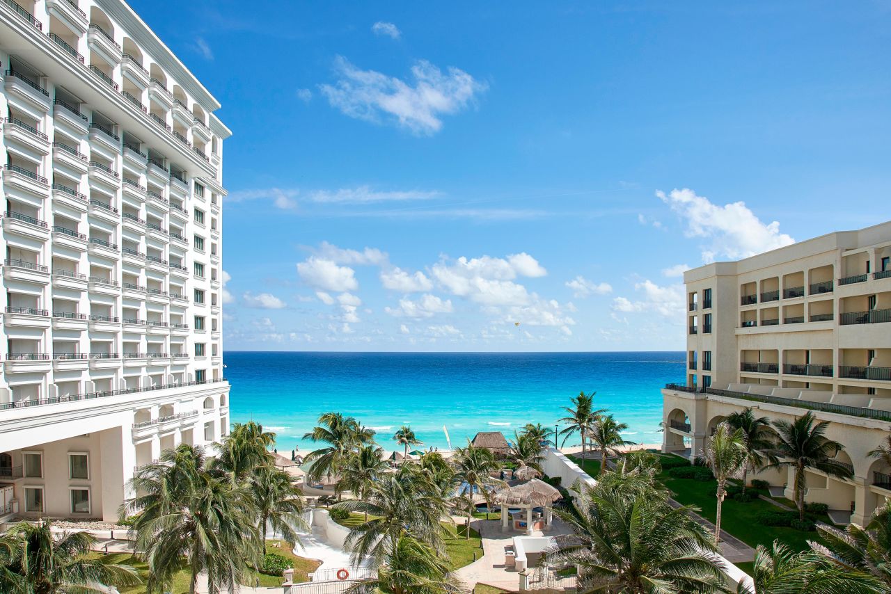 A Stay Longer, Save More promotion at JW Marriott Cancun offers discounts for stays of three nights or more.