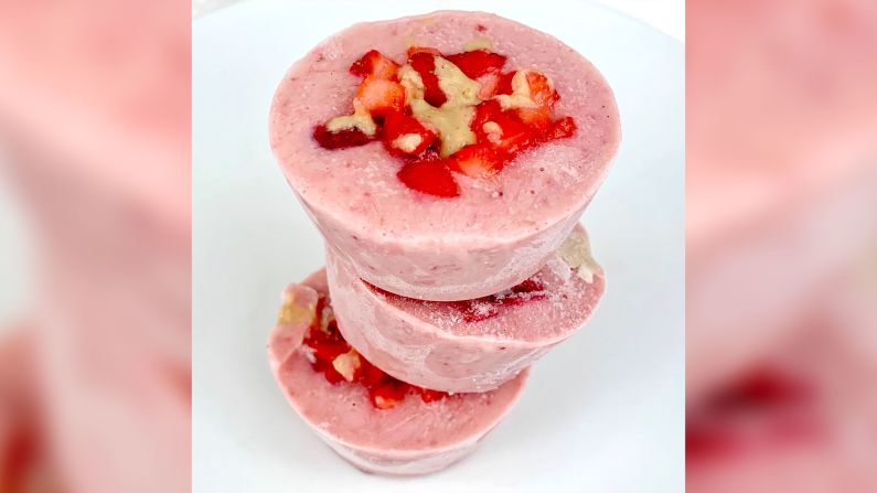 Redefine fro-yo as an elegant dessert with these <a href="index.php?page=&url=http%3A%2F%2Fwww.lisadrayer.com%2Fstrawberry-tahini-frozen-yogurt-cups%2F" target="_blank" target="_blank">strawberry tahini frozen yogurt cups</a>.