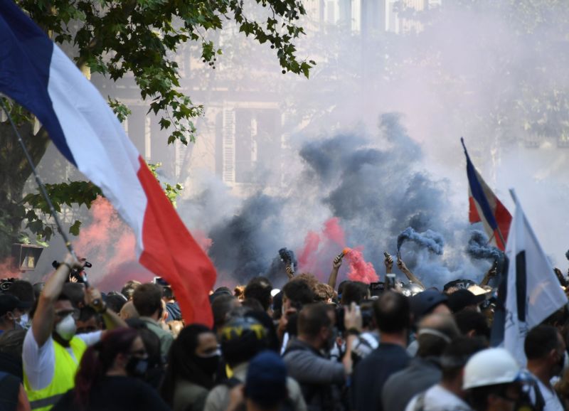 Gilets Jaunes: Yellow Vest Protesters Return To Paris For The First ...