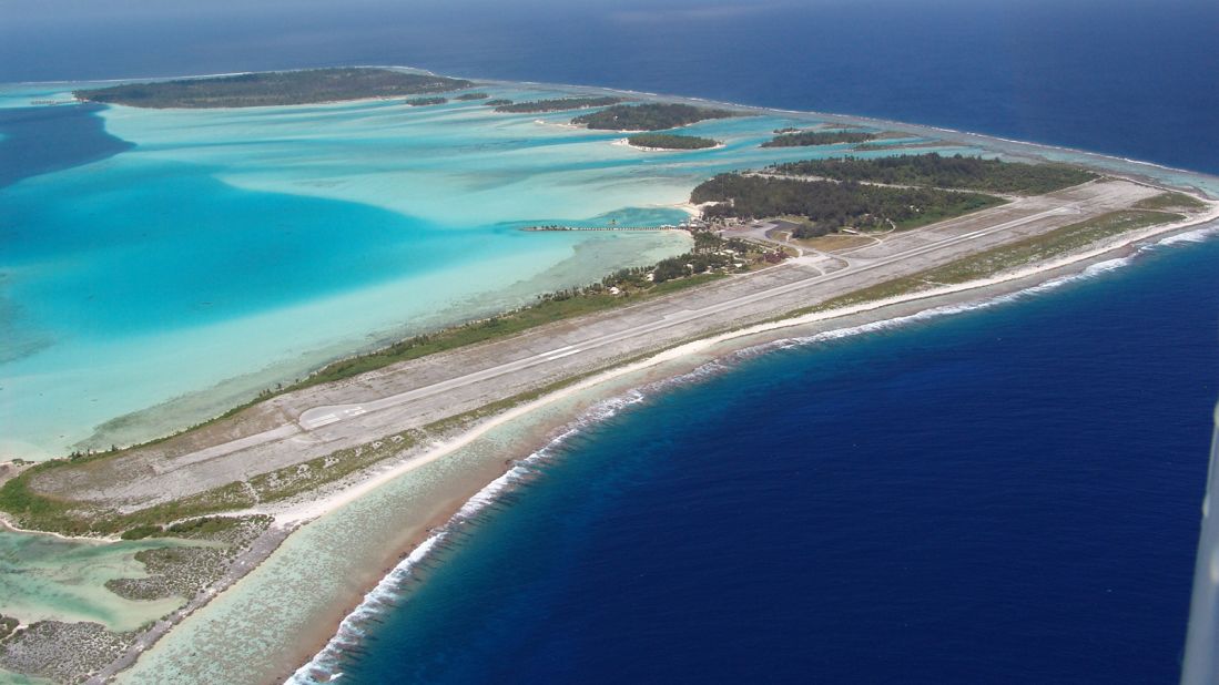 <strong>6. Bora Bora (Motu Mute) Airport, French Polynesia: </strong>Bora Bora's Motu Mute Airport is ranked sixth best in the world. It's built on a island on a crystal-blue lagoon. 