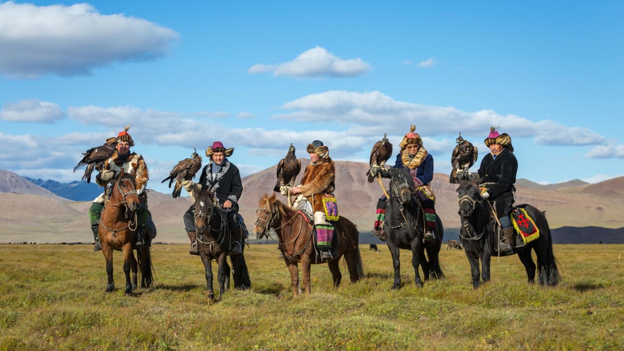 03 Mongolia eagle hunter Jenisbek Tserik RESTRICTED