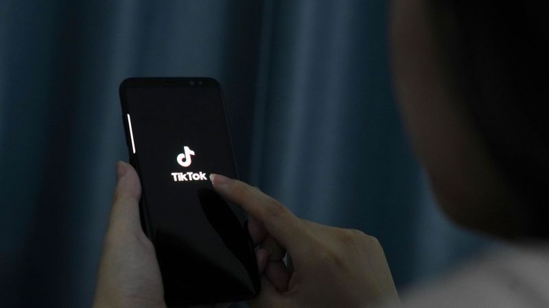 US will ban WeChat and TikTok downloads on Sunday | CNN Business