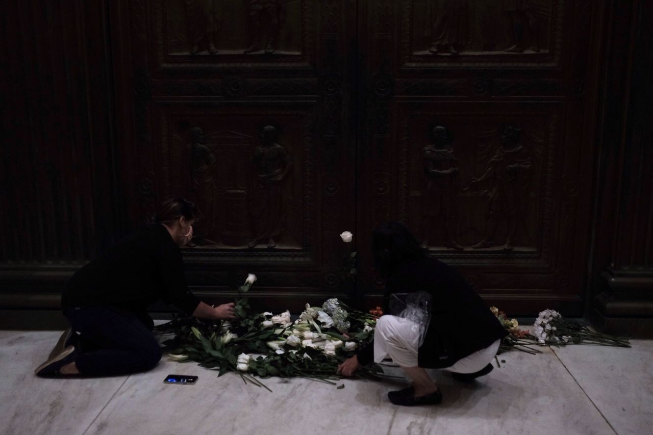 Women leave flowers at the doors of the Supreme Court on September 18.