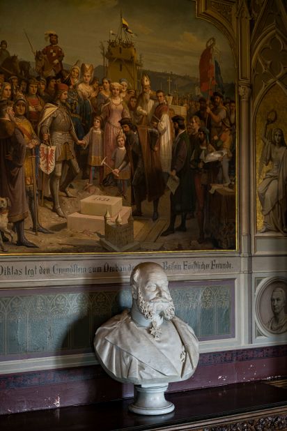 A bust of Georg Friedrich's ancestor, Wilhelm I, at the Library of Hohenzollern Castle.