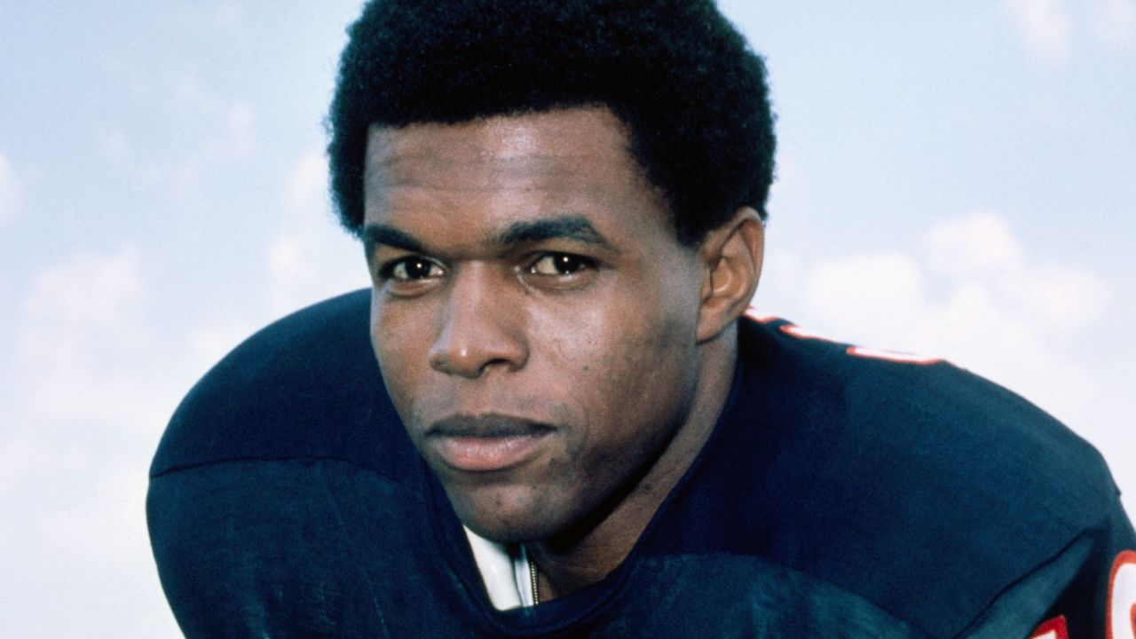 Gale Sayers in Chicago Bears uniform.
