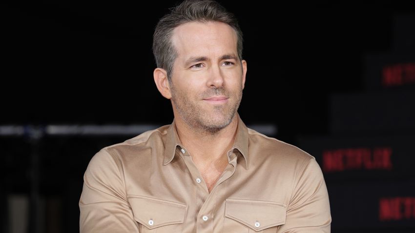 Ryan Reynolds And Rob Mcelhenney In Talks To Invest In Welsh Soccer Team Wrexham Cnn 