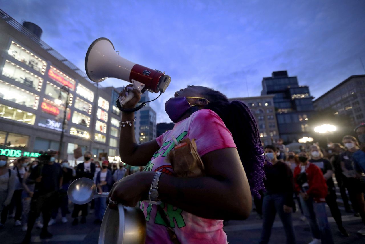 Tanesha Grant led about 100 people in a peaceful protest at Union Square in Manhattan on September 24, one day after a grand jury charged only one officer for shooting into a neighboring apartment in the case of Breonna Taylor in Louisville, Kentucky. The protesters held signs calling for justice for Taylor as well as defunding the police.