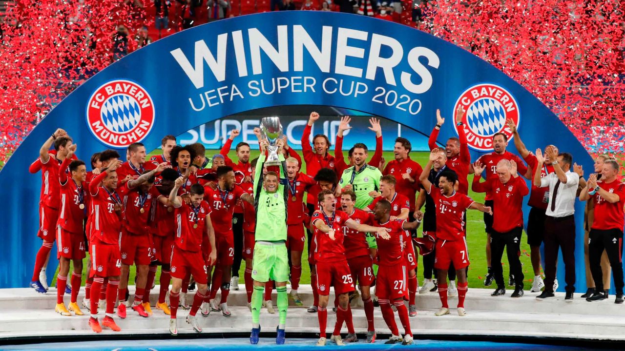 TOPSHOT - Bayern Munich's German goalkeeper Manuel Neuer and his teammates celebrate with the trophy after the UEFA Super Cup football match between FC Bayern Munich and Sevilla FC at the Puskas Arena in Budapest, Hungary on September 24, 2020. (Photo by BERNADETT SZABO / POOL / AFP) (Photo by BERNADETT SZABO/POOL/AFP via Getty Images)