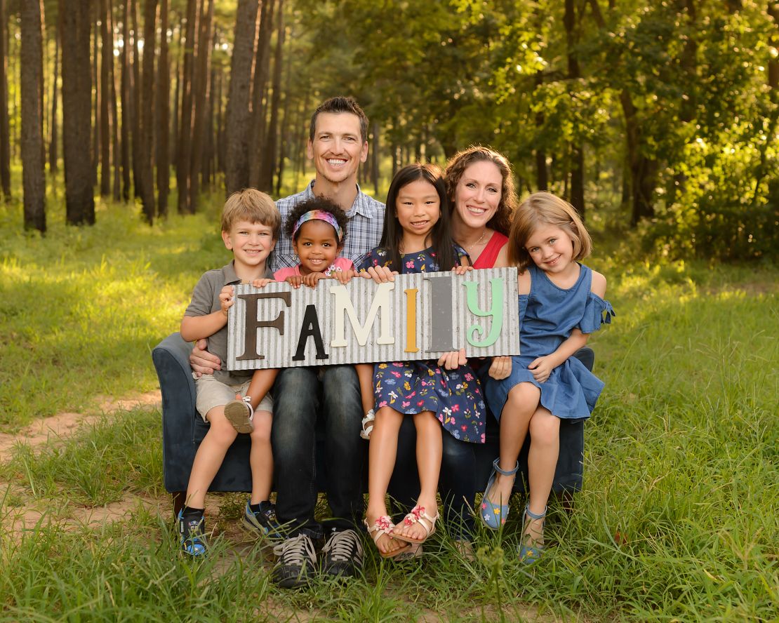 Laura Wilkinson and husband, Eriek Hulseman, pose with their four children (Photo by Sara Jensen Photography).