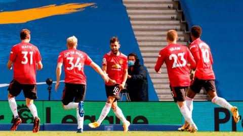 Fernandes celebrates with his teammates after scoring the winning penalty against Brighton on September 26.