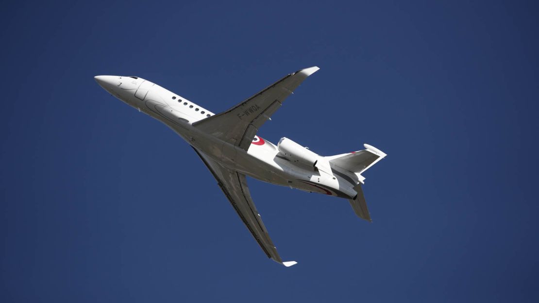 Private jets offer fewer high-risk contact points, reducing infection risk.
