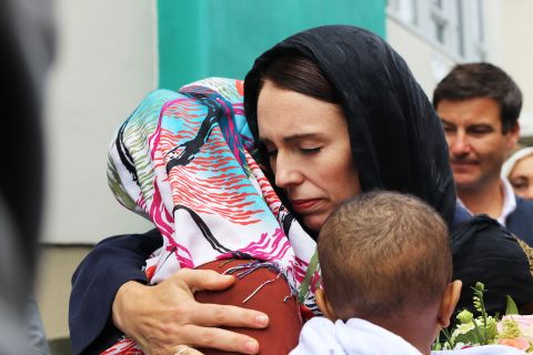 Il primo ministro Jacinda Ardern indossa un hijab mentre abbraccia una donna musulmana alla moschea Kilbirnie a Wellington, due giorni dopo che un suprematista bianco ha attaccato due moschee a Christchurch il 15 marzo 2019.