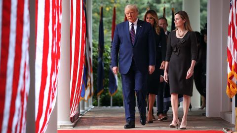  (L-R) President Donald Trump, first lady Melania Trump and 7th U.S. Circuit Court Judge Amy Coney Barrett, 48, walk into the Rose Garden before Trump announces Barrett as his nominee to the Supreme Court at the White House September 26, 2020 in Washington, DC. (Photo by Chip Somodevilla/Getty Images)