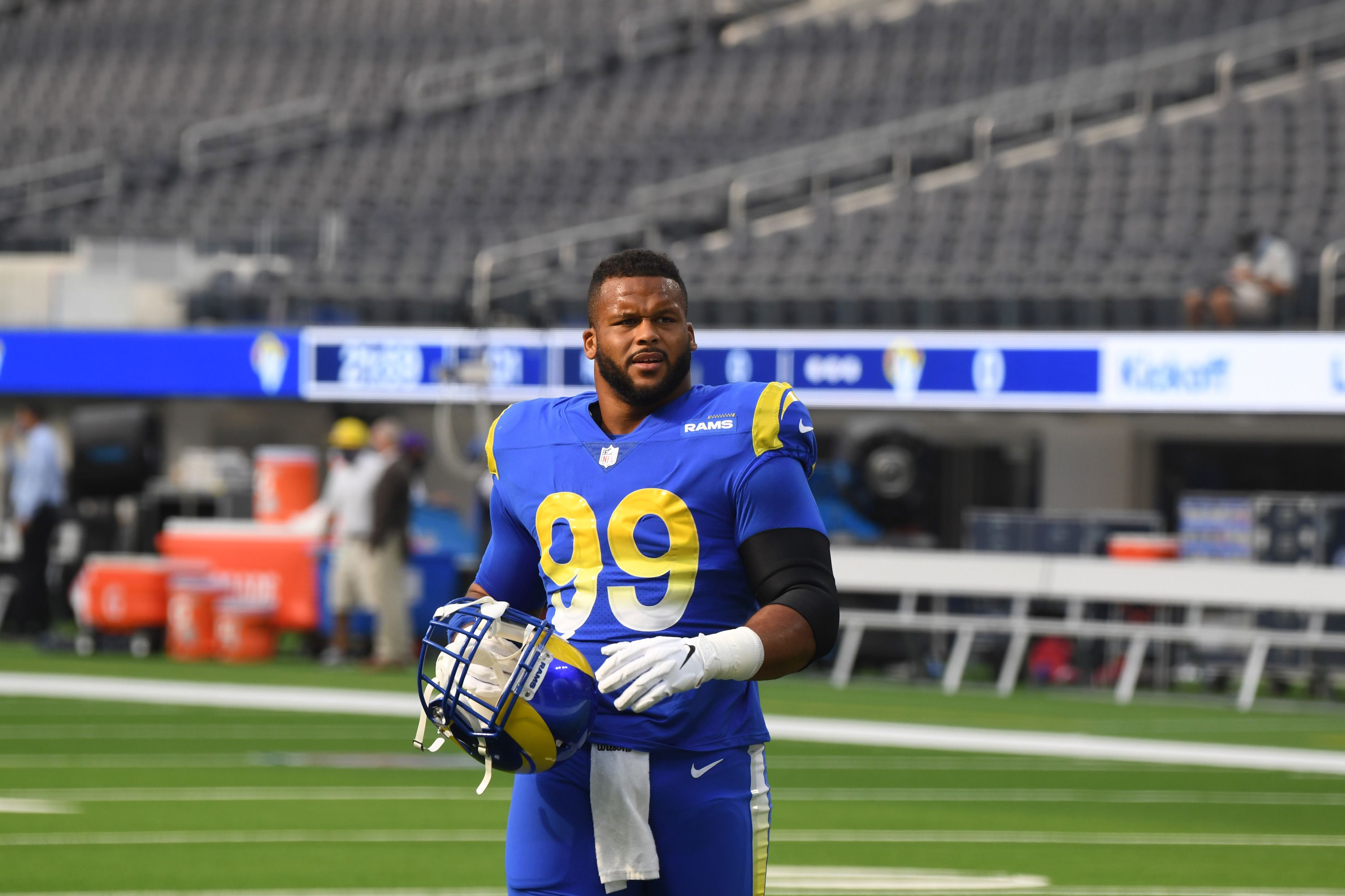 Aaron Donald says he'll remain with Rams and continue playing