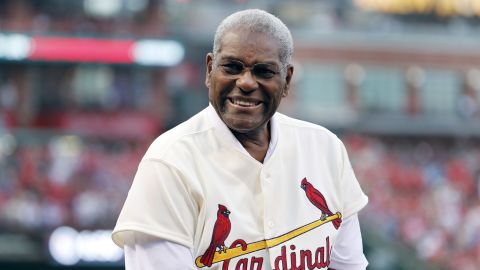 Bob Gibson, a member of the St. Louis Cardinals' 1967 World Series championship team, takes part in a May 2017 ceremony honoring the 50th anniversary of the victory.