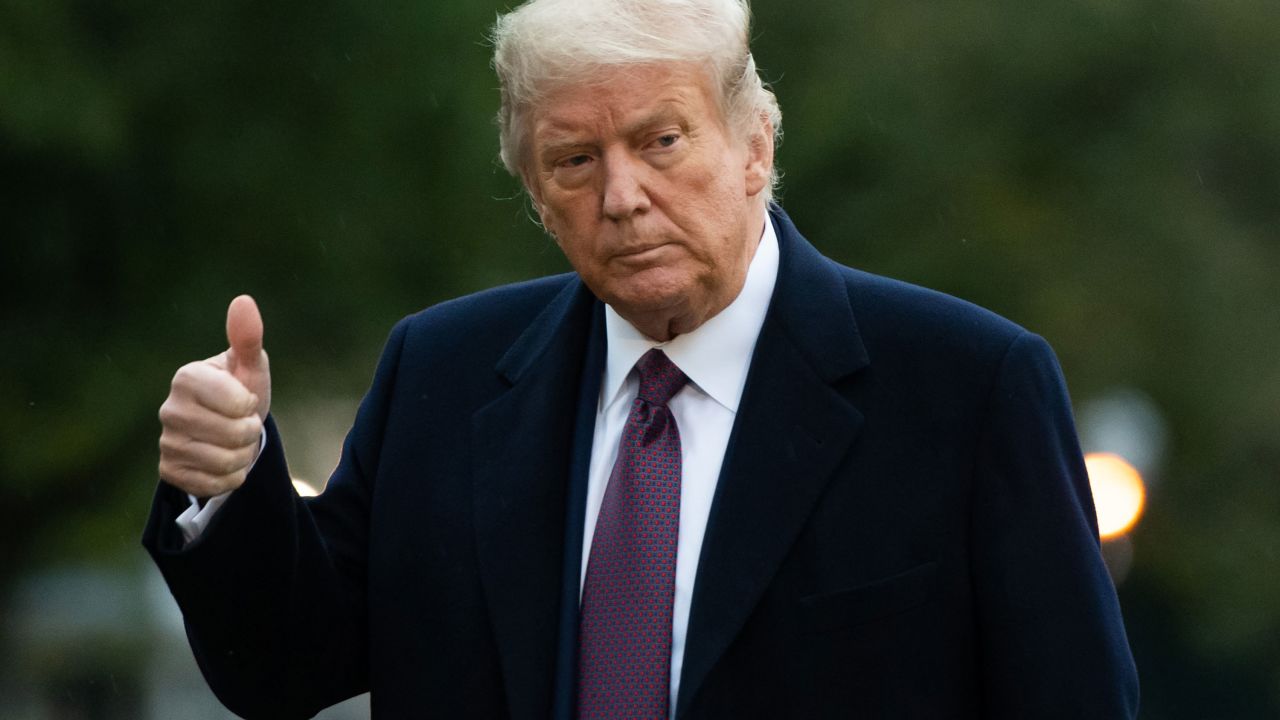 TOPSHOT - US President Donald Trump gives a thumbs up as he walks from Marine One after arriving on the South Lawn of the White House in Washington, DC, October 1, 2020, following campaign events in New Jersey. (Photo by SAUL LOEB / AFP) (Photo by SAUL LOEB/AFP via Getty Images)