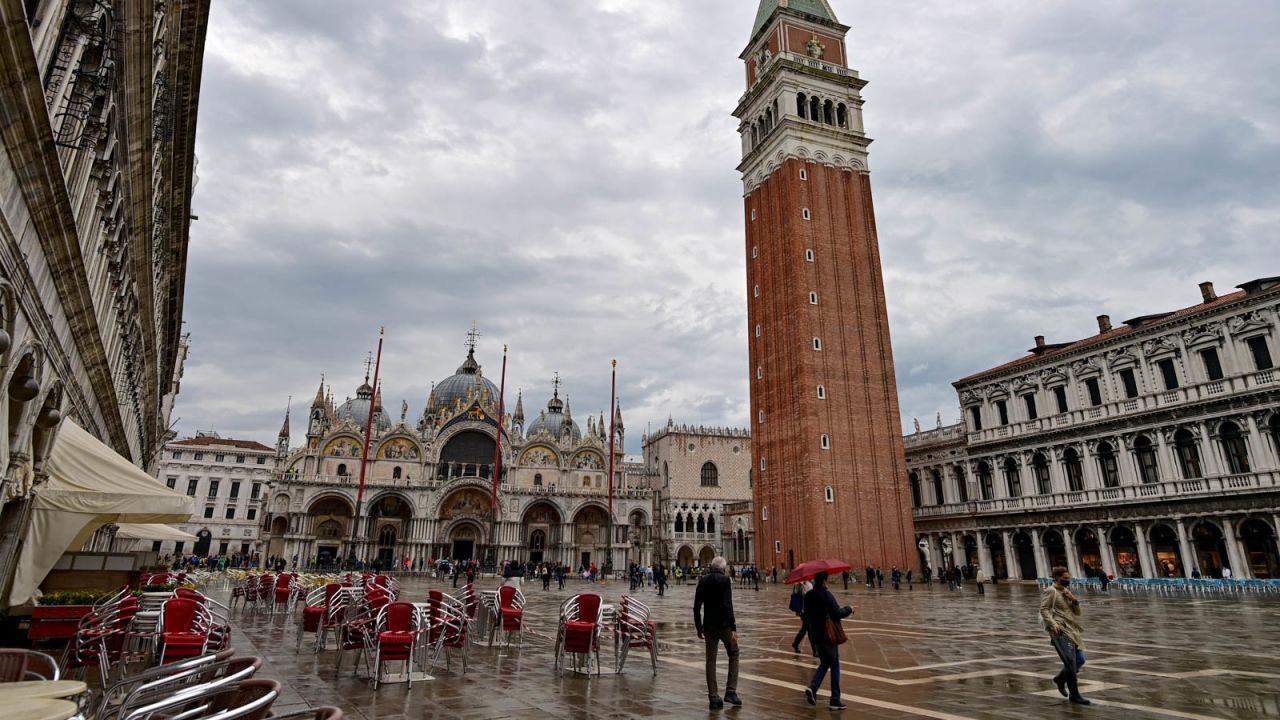 While St. Mark's Square stayed dry on October 3, it flooded the next day.