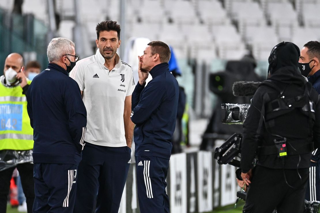 Juventus goalkeeper Gianluigi Buffon talks with staff members ahead of the scheduled match.
