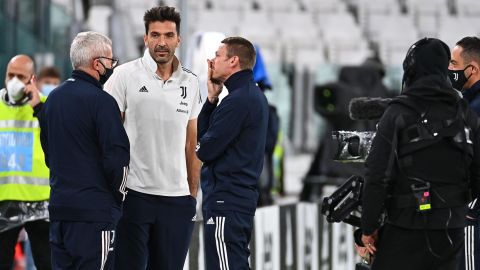 Juventus goalkeeper Gianluigi Buffon talks with staff members ahead of the scheduled match.