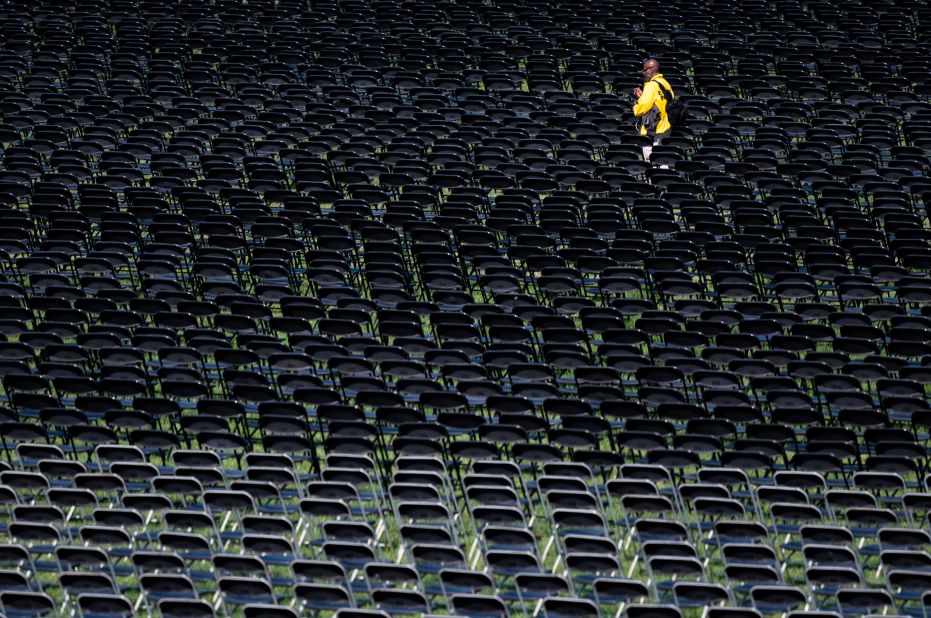 Empty chairs <a href="index.php?page=&url=https%3A%2F%2Fwww.cnn.com%2F2020%2F10%2F05%2Fus%2Fcovid-national-remembrance-empty-chairs-trnd%2Findex.html" target="_blank">are displayed near the White House</a> to represent the American lives lost to Covid-19.