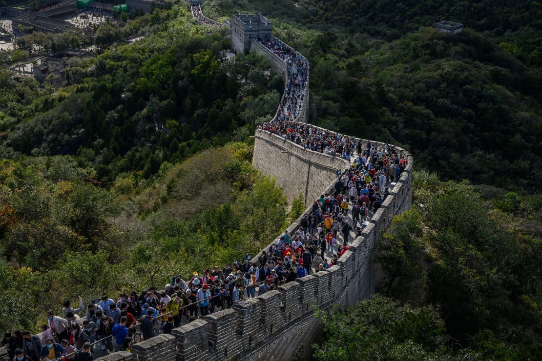 Tickets for the Badaling section of the Great Wall sold out completely during the Golden Week holiday.