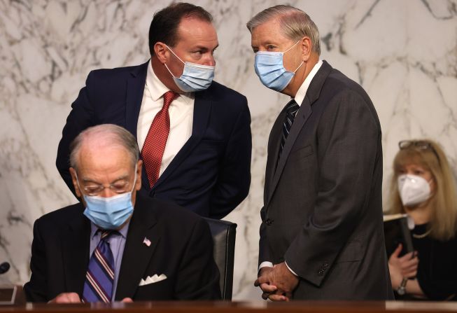 Lee, second from left, talks with US Sen. Lindsey Graham, the chairman of the Senate Judiciary Committee, on October 12.