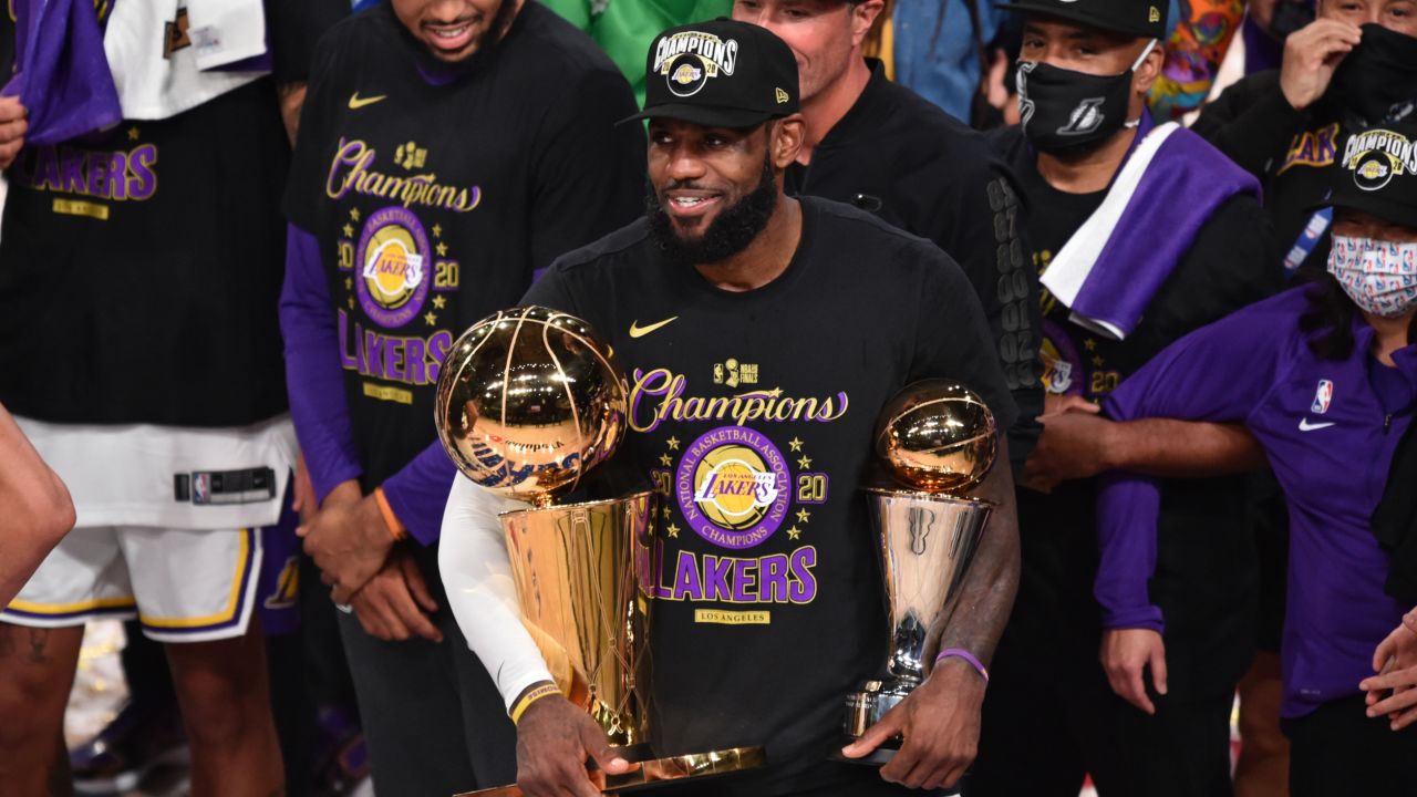 LOOK: Lakers win NBA Finals, presented with Larry O'Brien trophy