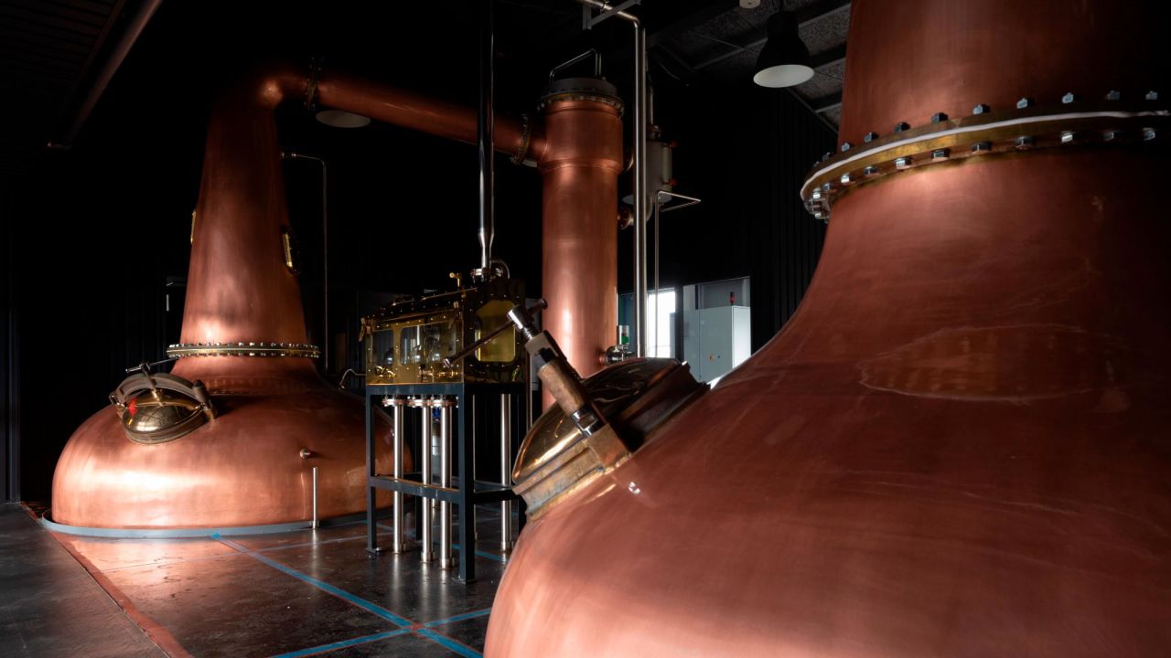 Gin is distilled in copper stills. The stills used by Kiuchi Brewery have a "swan neck" design.