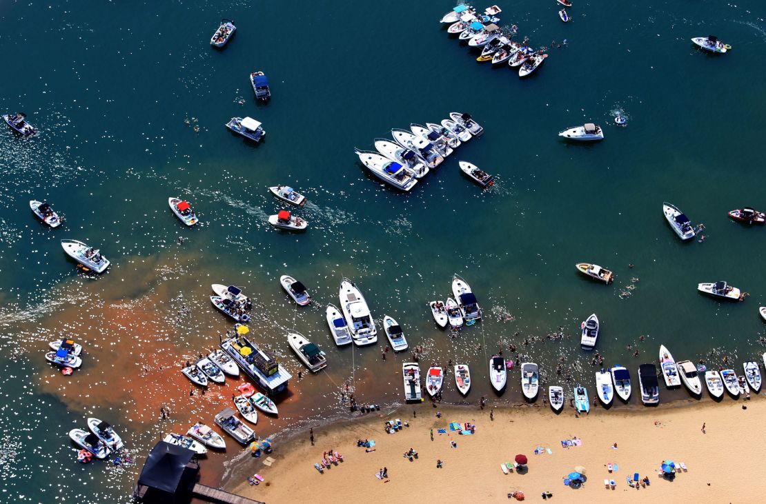 a ghost town for a graveyard At its peak Lake Lanier has about 625 billion gallons of water. That's the equivalent of 950,000 Olympic-sized swimming pools.