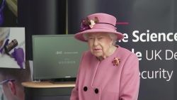 UK Queen Elizabeth II first appearance without face mask Stewart lok intl hnk vpx_00003515.jpg
