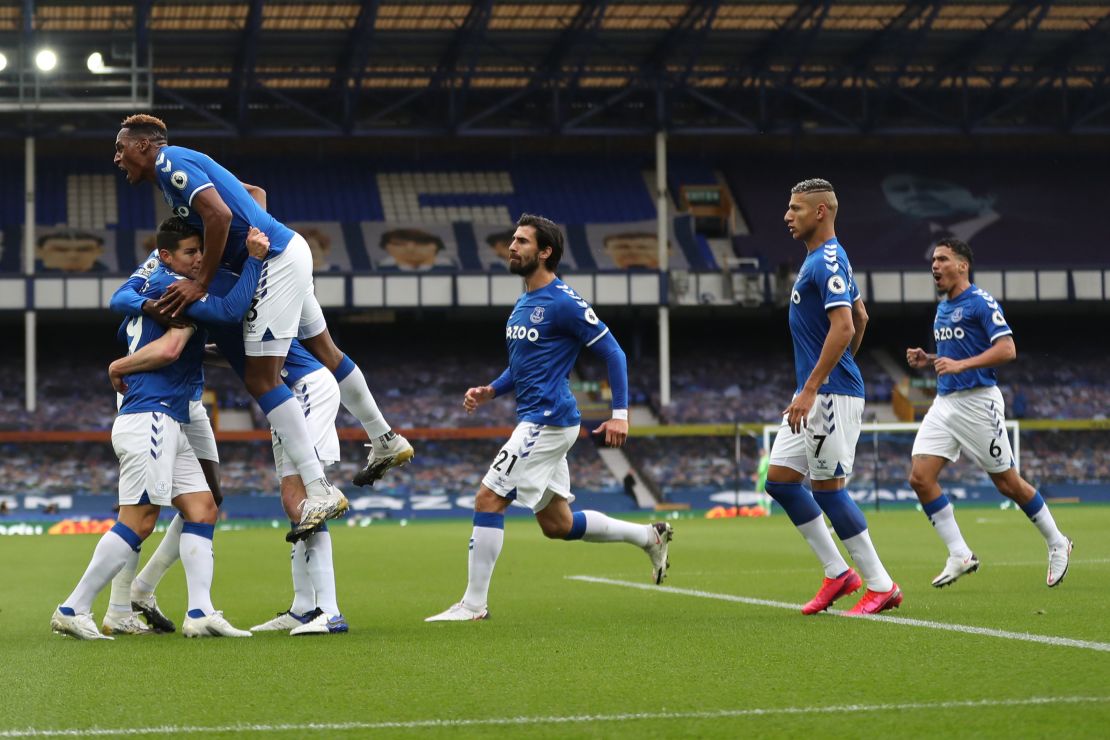 Everton celebrates after Michael Keane's equalizer.