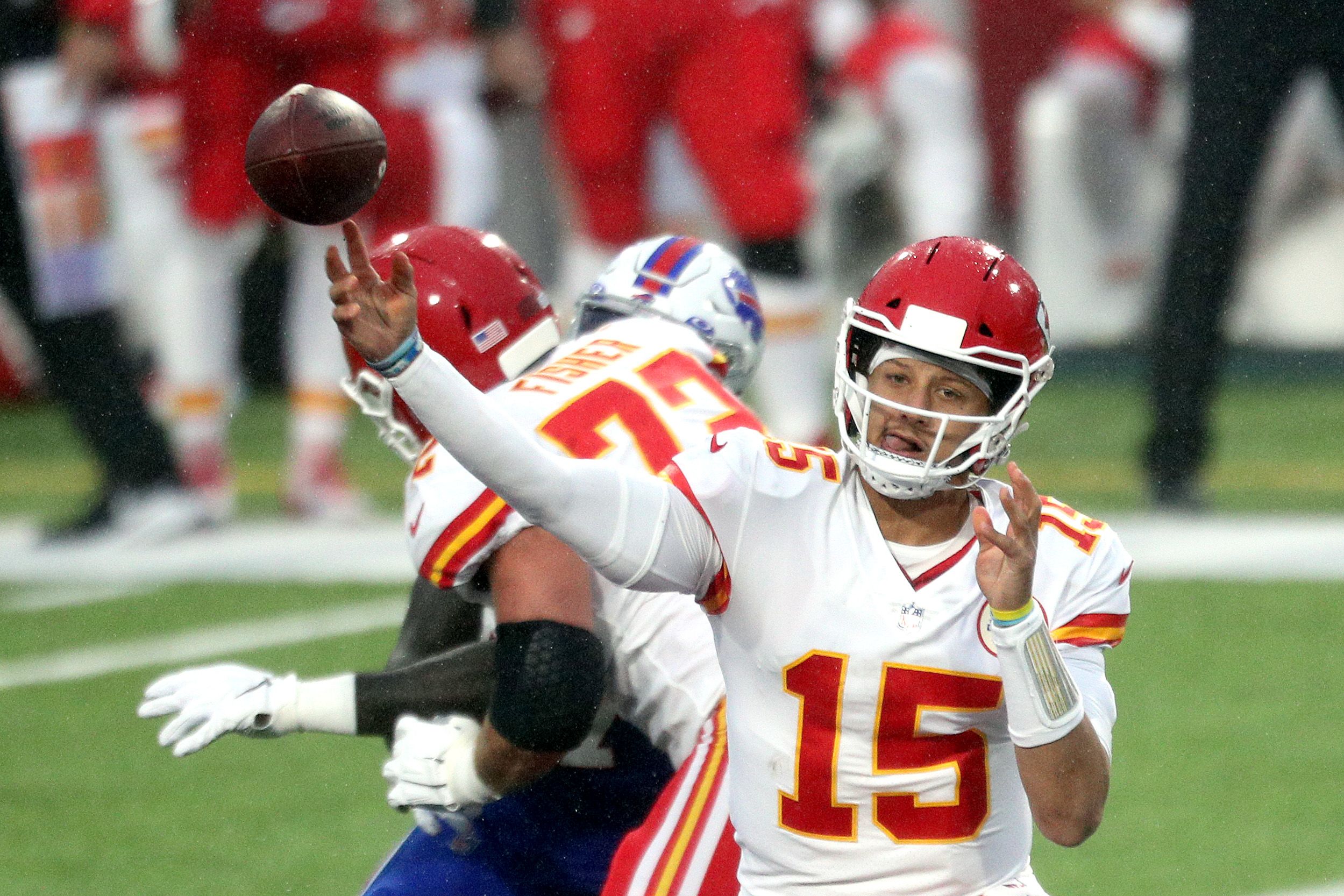 Chiefs' Patrick Mahomes breaks Dan Marino's NFL record with TD