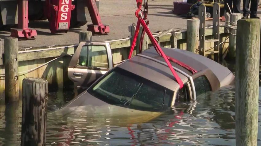 couple rescued from sinking car dnt_00013903.jpg
