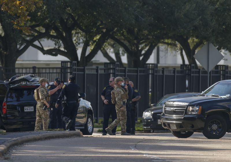 Houston Police Officer Killed In Apartment Complex Shooting | CNN