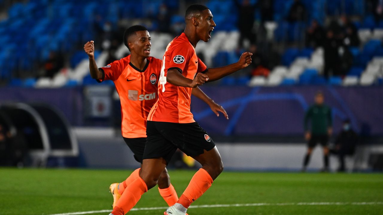 Tete celebrates after doubling Shakhtar's lead.