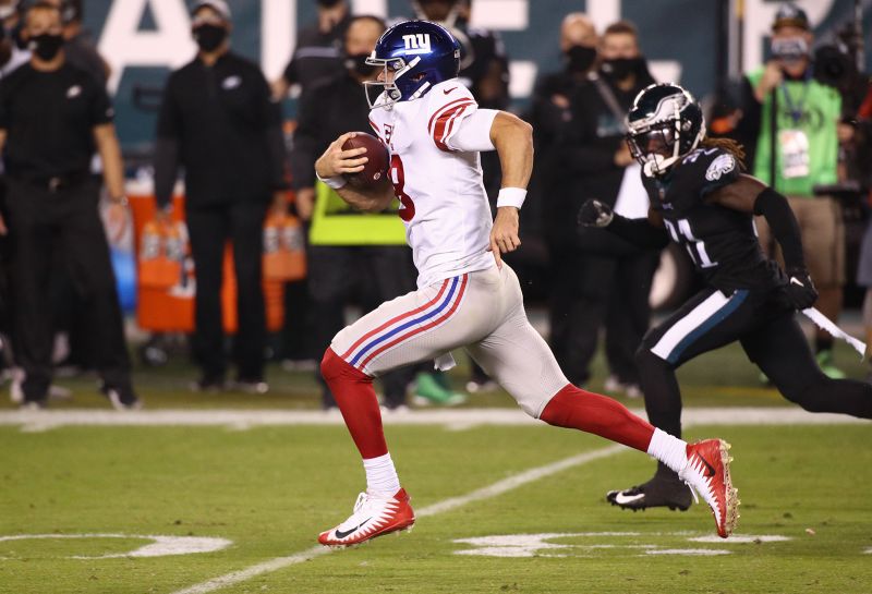 New York Giants Quarterback Daniel Jones Tackled By The Turf After 80 ...