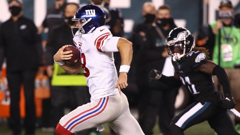 New York Giants quarterback Daniel Jones tackled by the turf after 80 ...