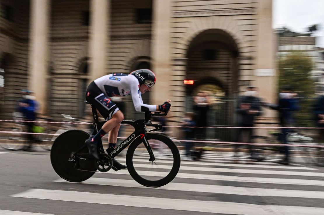Geoghegan Hart competes in the individual time trial that finished in Milan. 