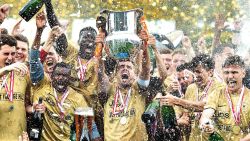 FC Midtjylland's captain Jakob Poulsen and his teammates celebrate with the cup after the club won the Danish championship after beating AC Horsens in the last game of the Superliga, on May 21, 2018 in Herning, Denmark. (Photo by Henning Bagger / Ritzau Scanpix / AFP) / Denmark OUT        (Photo credit should read HENNING BAGGER/AFP via Getty Images)