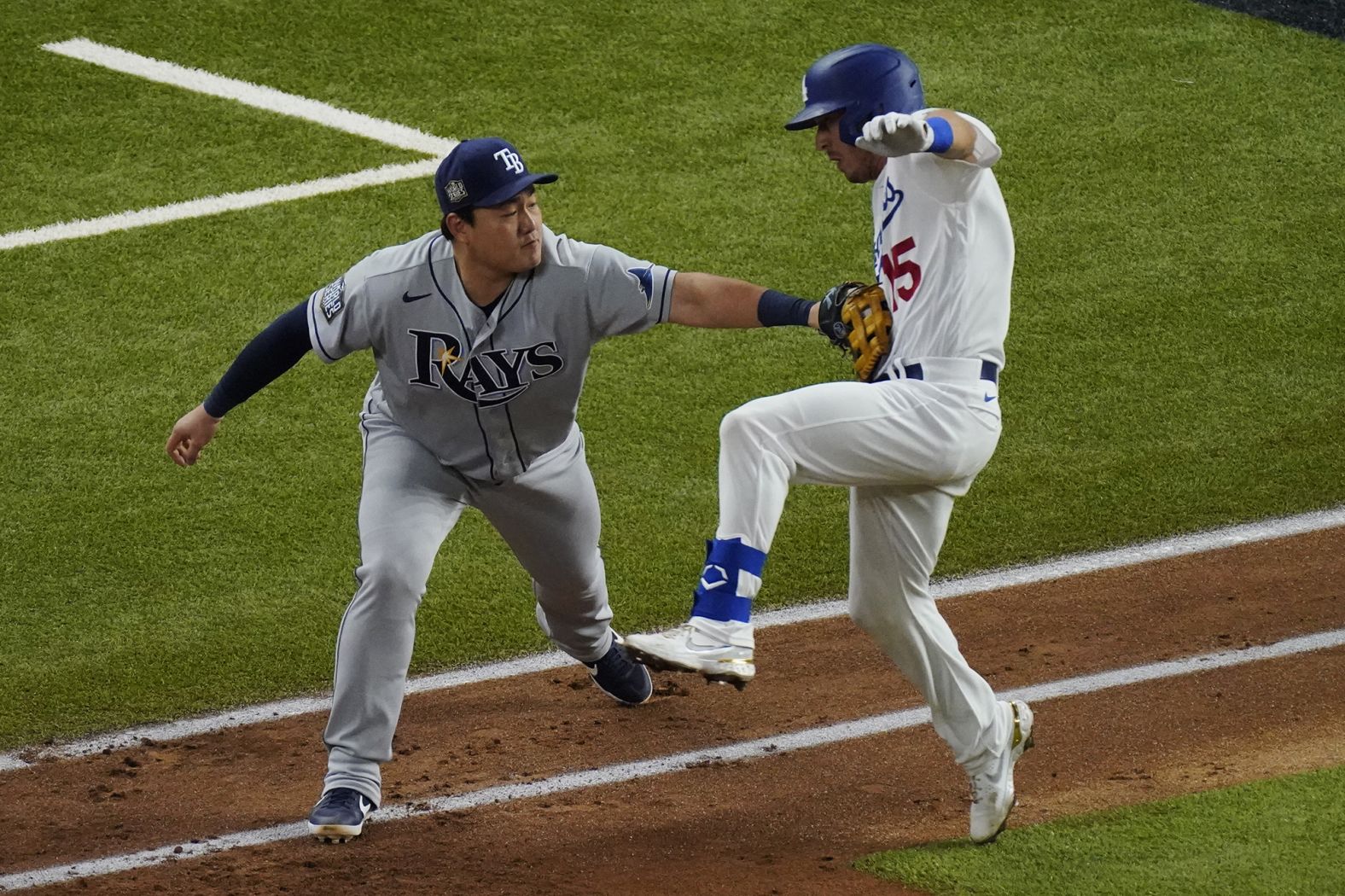 Tampa Bay Rays first baseman Ji-Man Choi tags out Los Angeles Dodgers' Austin Barnes during the third inning.